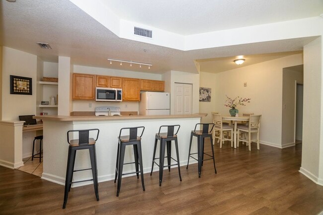 Building Photo - 305 N Villa San Marco Dr