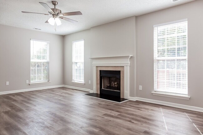 Building Photo - 137 Lantana Dr