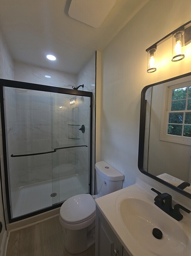 Foto del edificio - 2347 Greenway Dr