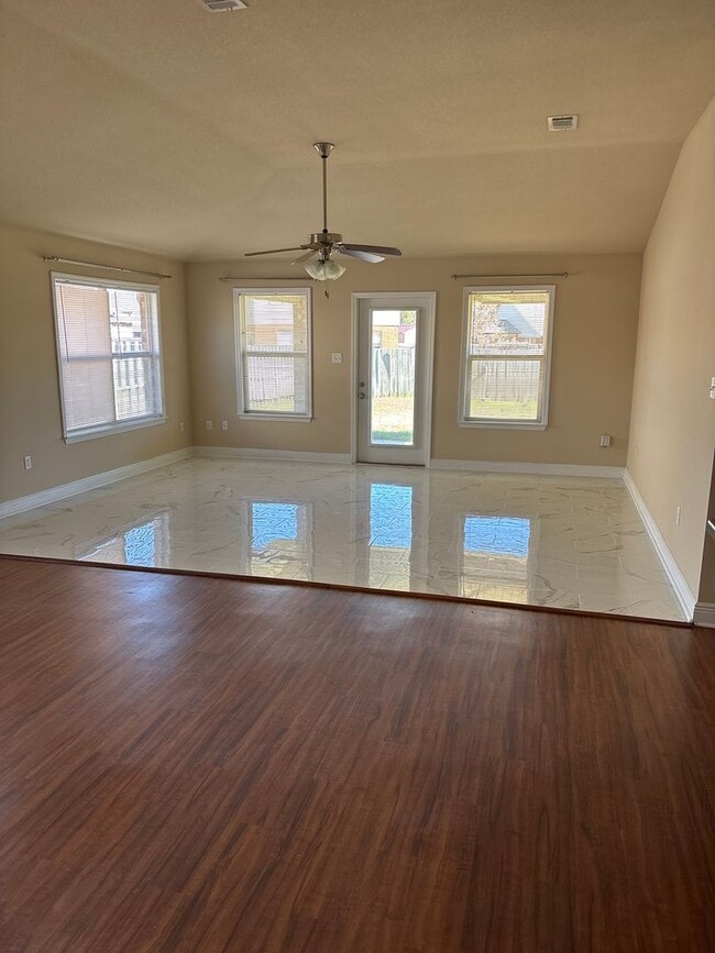 Building Photo - **Charming 3-Bedroom, 2-Bath Home for Rent in West Gulfport, MS!**
