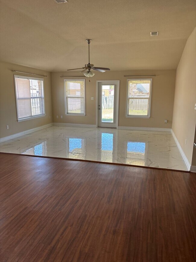 Foto del edificio - **Charming 3-Bedroom, 2-Bath Home for Rent in West Gulfport, MS!**