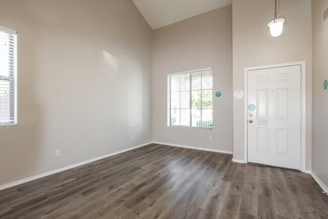 Foto del edificio - 17378 W Holland Ln