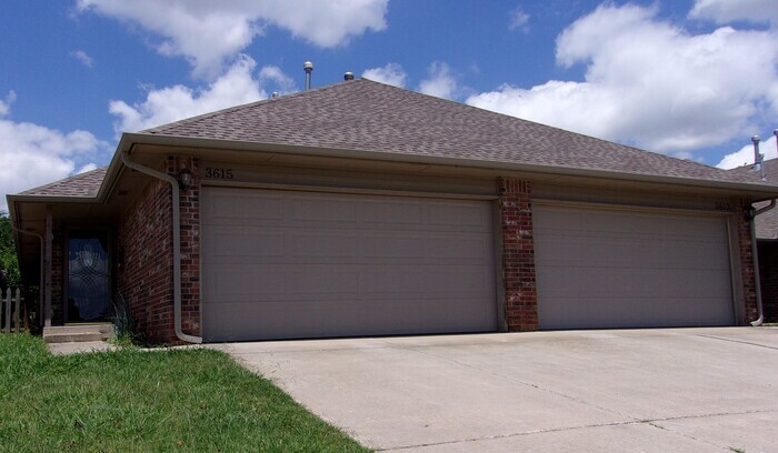 Primary Photo - 2 BED 2 BATH 2 CAR GARAGE DUPLEX NW OKC