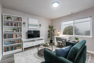 Building Photo - 1818 Court F