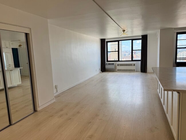 Foto del edificio - 10 Huron Ave