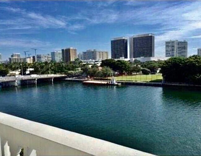 Foto del edificio - 9501 E Bay Harbor Dr