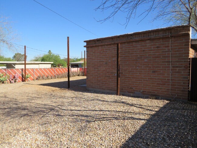 Building Photo - Charming Bungalow Guest House with utilities in Central Tucson