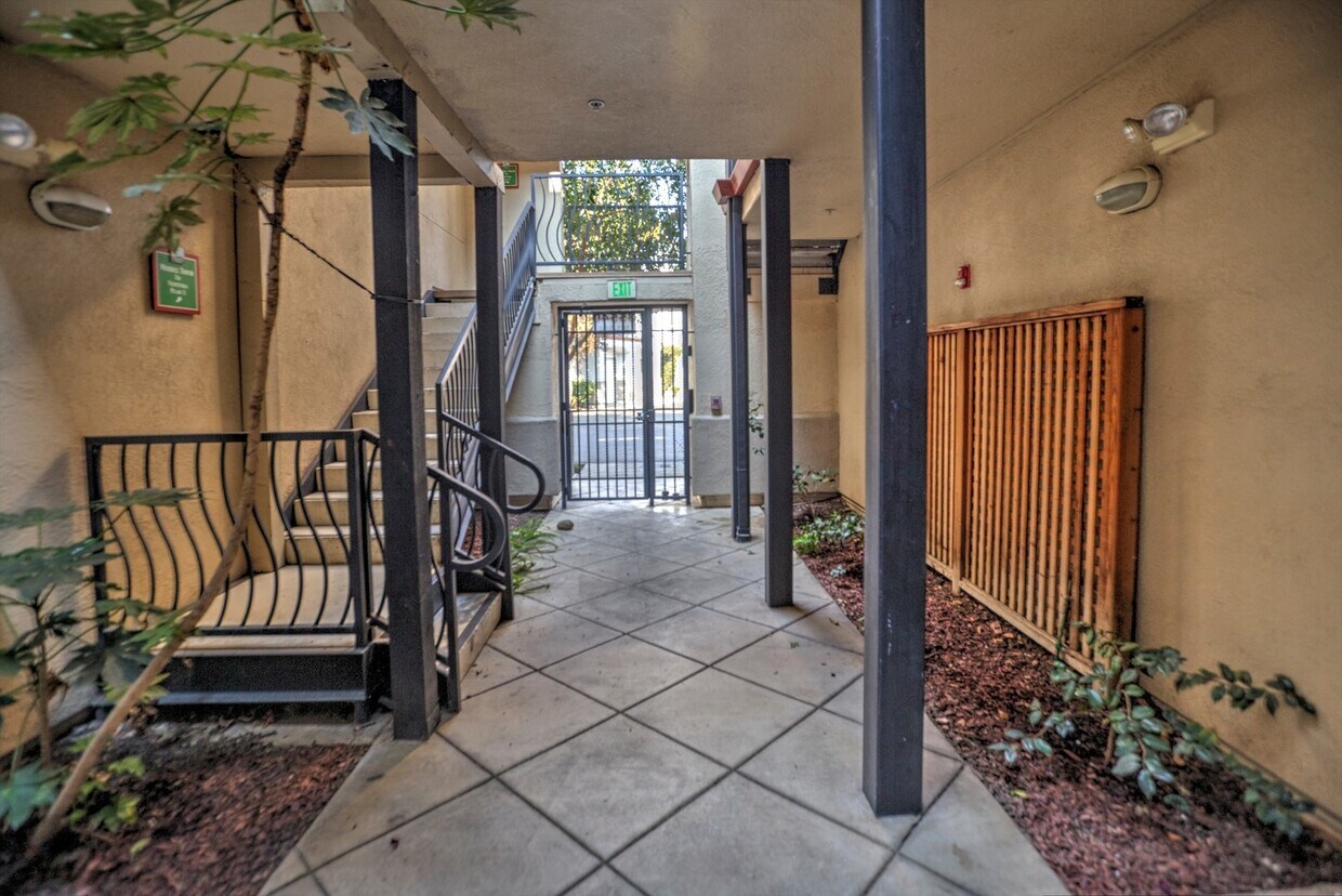 Foto principal - Beautiful 1Bedroom Condo Walking Distance ...