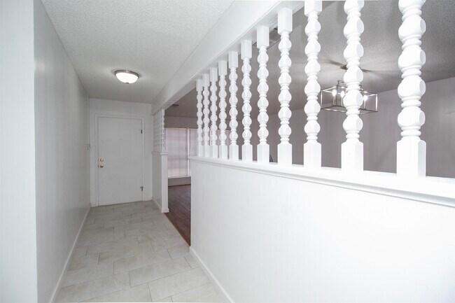 Foto del edificio - 412 Longshadow Rd