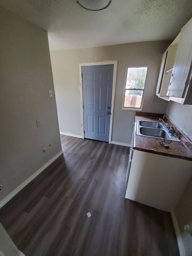 Building Photo - Ready to move in.....