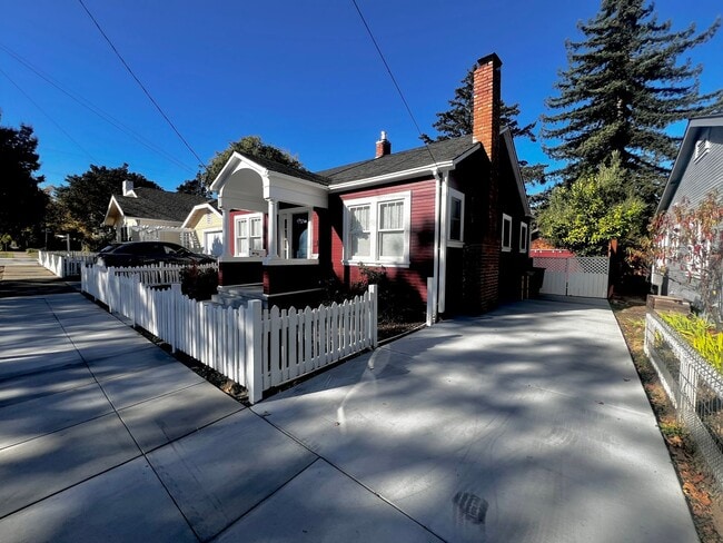 Foto del edificio - Charming Petaluma Home Near Downtown