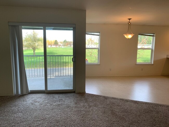 Building Photo - Large 2 bed/2 bath Condo in Walnut Grove
