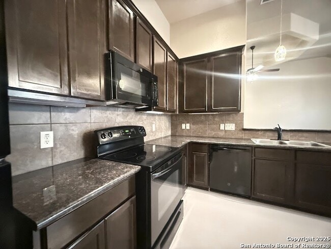 Foto del edificio - 254 Rosalie Dr