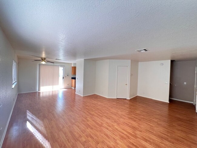 Building Photo - $550 Off First Months Rent - 4 bedroom, La...