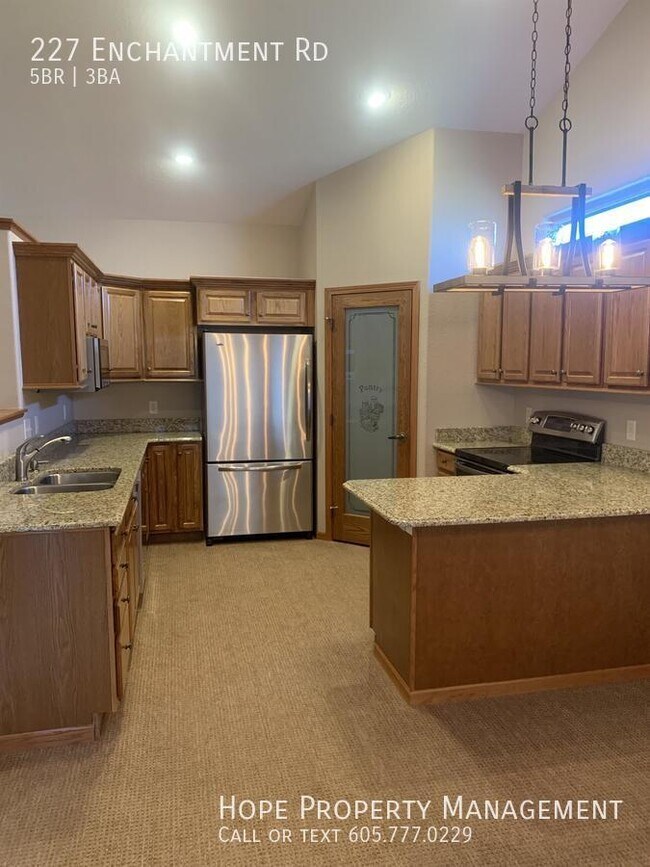 Foto del edificio - 227 Enchantment Rd