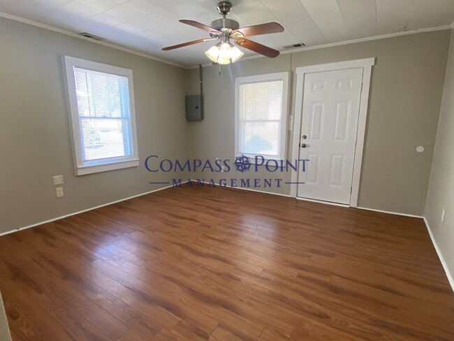 Building Photo - Spacious 1 bedroom and 1 bath house! FIRST MONTH RENT FREE!!!