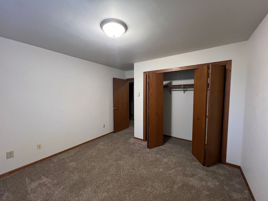 Primary Photo - 632-638 S 44th Avenue