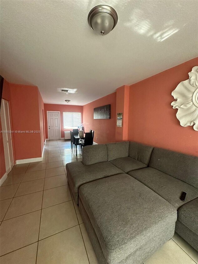 Foto principal - 8319 NW 5th Ave