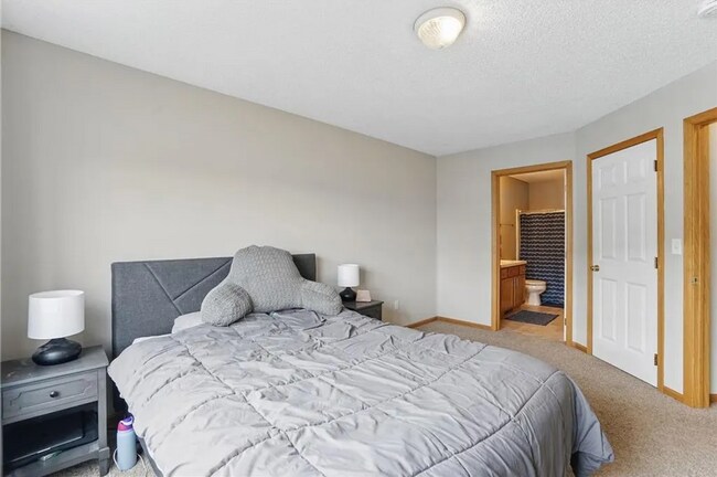 Foto del edificio - 635 Meadow Ln