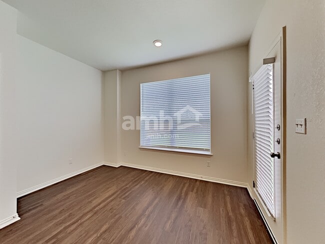 Foto del edificio - 2722 Meadowood Heights