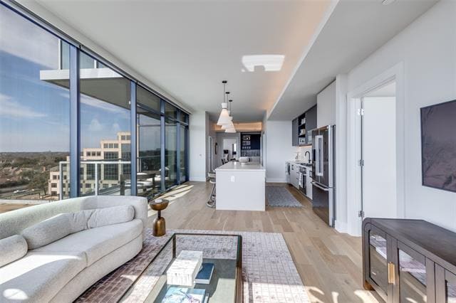 Foto del edificio - 8119 Douglas Ave