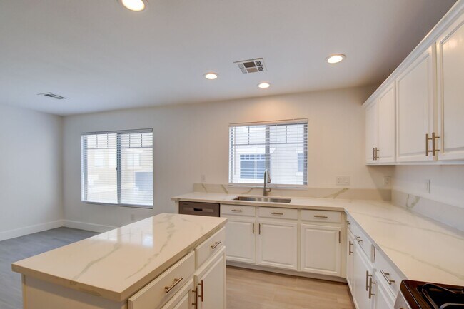 Foto del edificio - Spacious 3-Bed Green Valley Townhome with Modern Kitchen – 89074