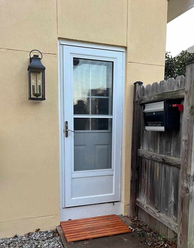 Puerta del apartamento - 106 Caty Ln