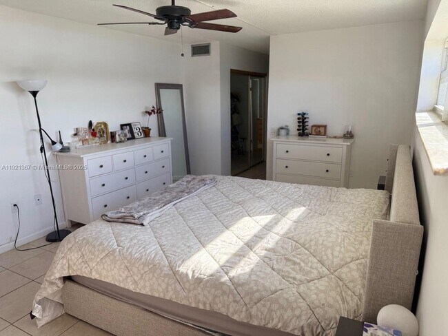 Foto del edificio - 1670 NE 191st St