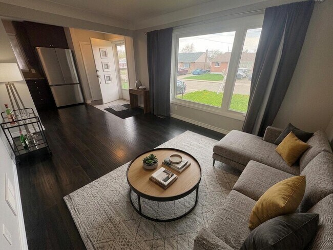 Photo du bâtiment - Spacious 3 Bed Main Floor on East Mountain