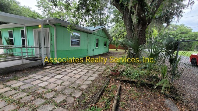 Building Photo - 4 BR, 2 BA  LOOK!!!!   ITS A STEAL!