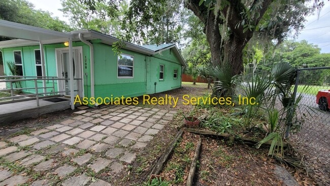 Foto del edificio - 4 BR, 2 BA  LOOK!!!!   ITS A STEAL!