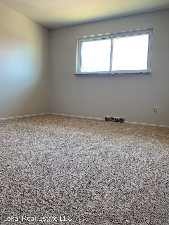 Building Photo - 24615 Clareshire Dr