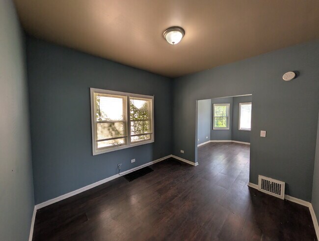 Foto del edificio - Spacious 1BR/1BA with Off-Street Parking – $1,000/Month