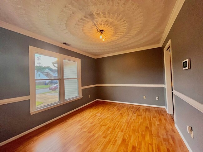 Building Photo - Spacious 3 bedroom, 2 bath property on ove...