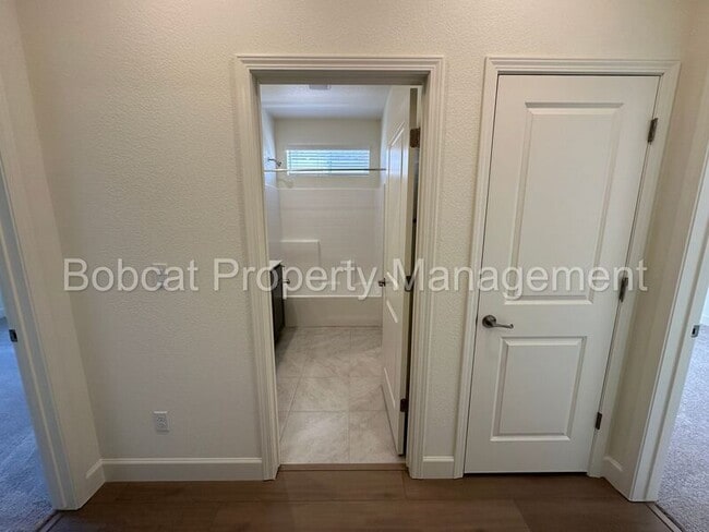 Building Photo - 923 Nelle Dr