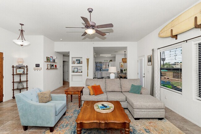 Building Photo - 10213 S Del Rey Dr