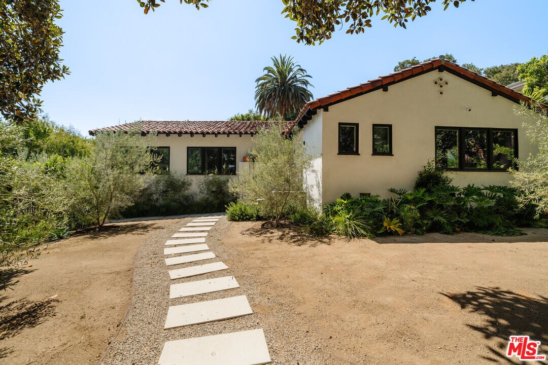 Foto principal - 2443 N Vermont Ave