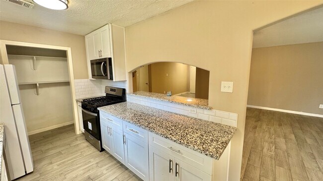 Foto del edificio - 3303 Glen Spring Dr