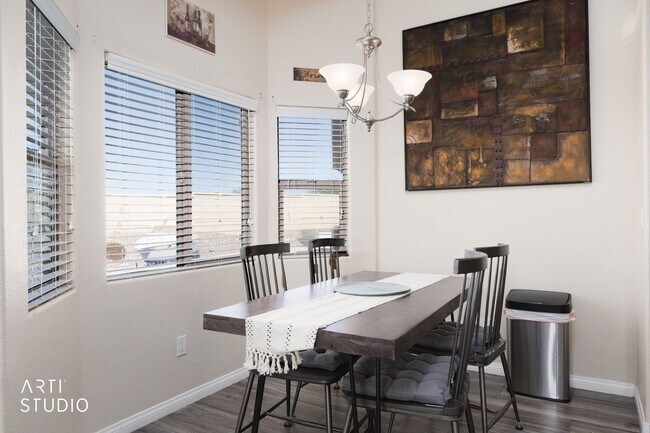 Foto del edificio - Beautiful 3-bedroom 2-bathroom located in the Hawk Ridge Community