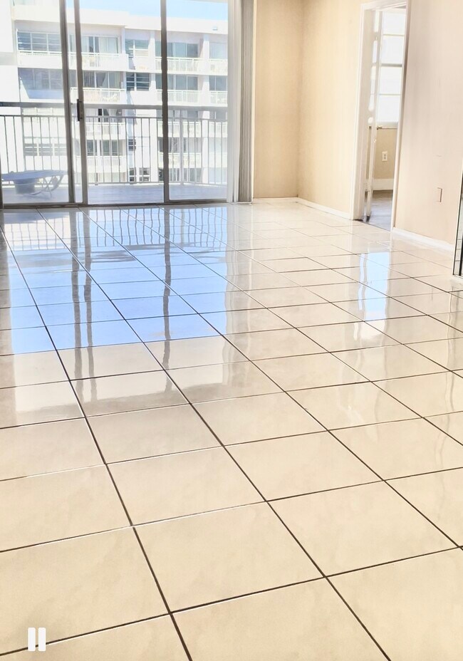 Building Photo - 18041 Biscayne Blvd