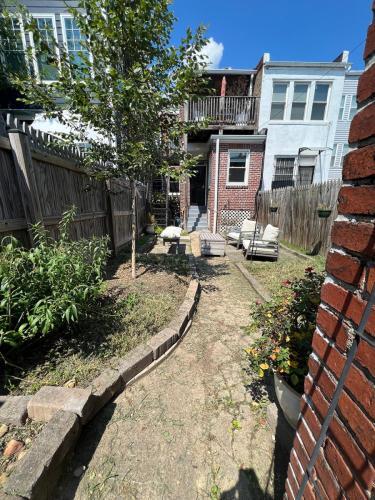 Foto del edificio - 1124 Girard St NW
