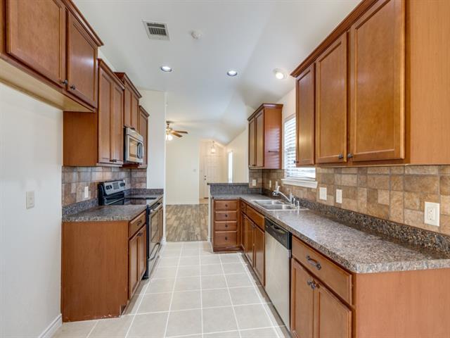 Building Photo - 910 Elm Grove