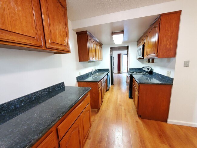 Building Photo - 3 br, 2.5 bath House - 3025 Kaiser Dr. Unit F