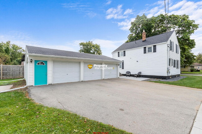 Building Photo - 4 bedroom home with 3 single car garges
