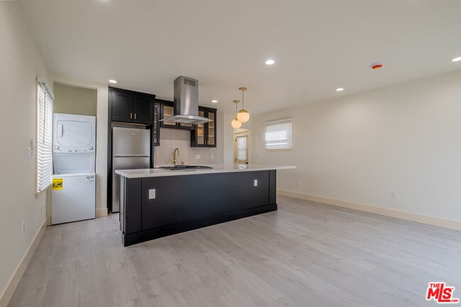 Building Photo - 216 N Catalina Ave