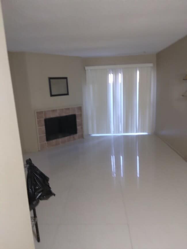 sala de estar con acceso al patio - 9350 Country Creek Dr