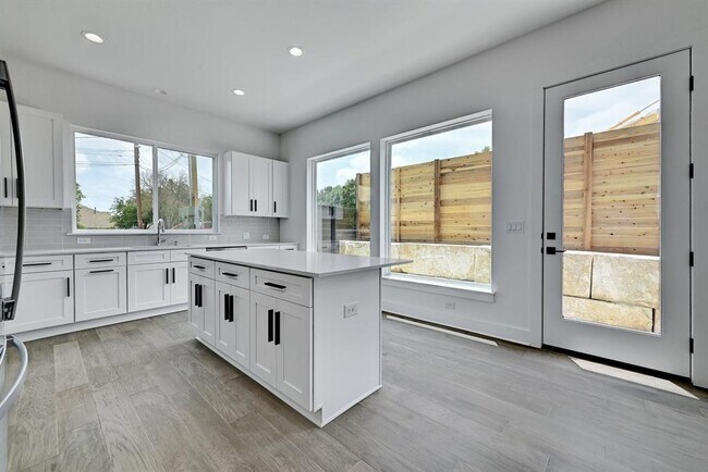 Building Photo - 2308 Maxwell Ln