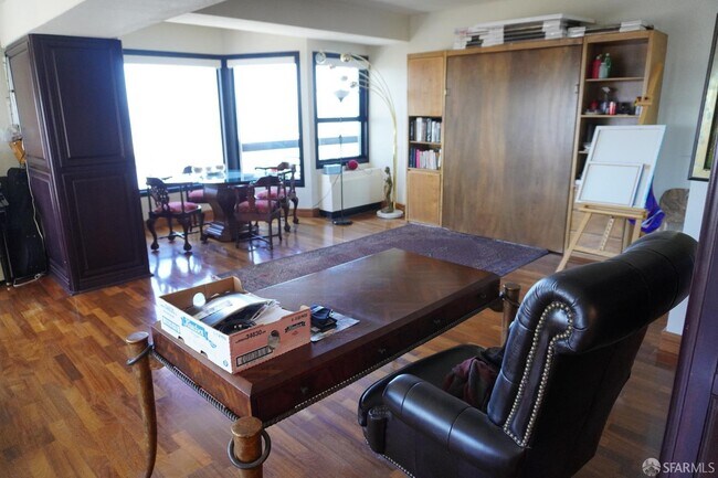 Foto del edificio - 6363 Christie Ave