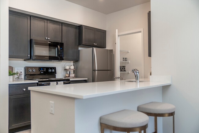 Rincón de desayuno + cocina modelo Deluxe 1x1 - 1500 Orchard Apartments