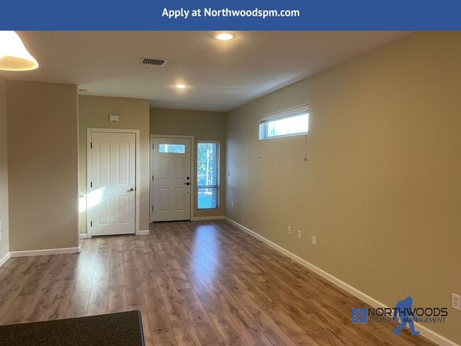 Building Photo - Beautiful 2 Bedroom 2.5 Bath Townhouse in ...